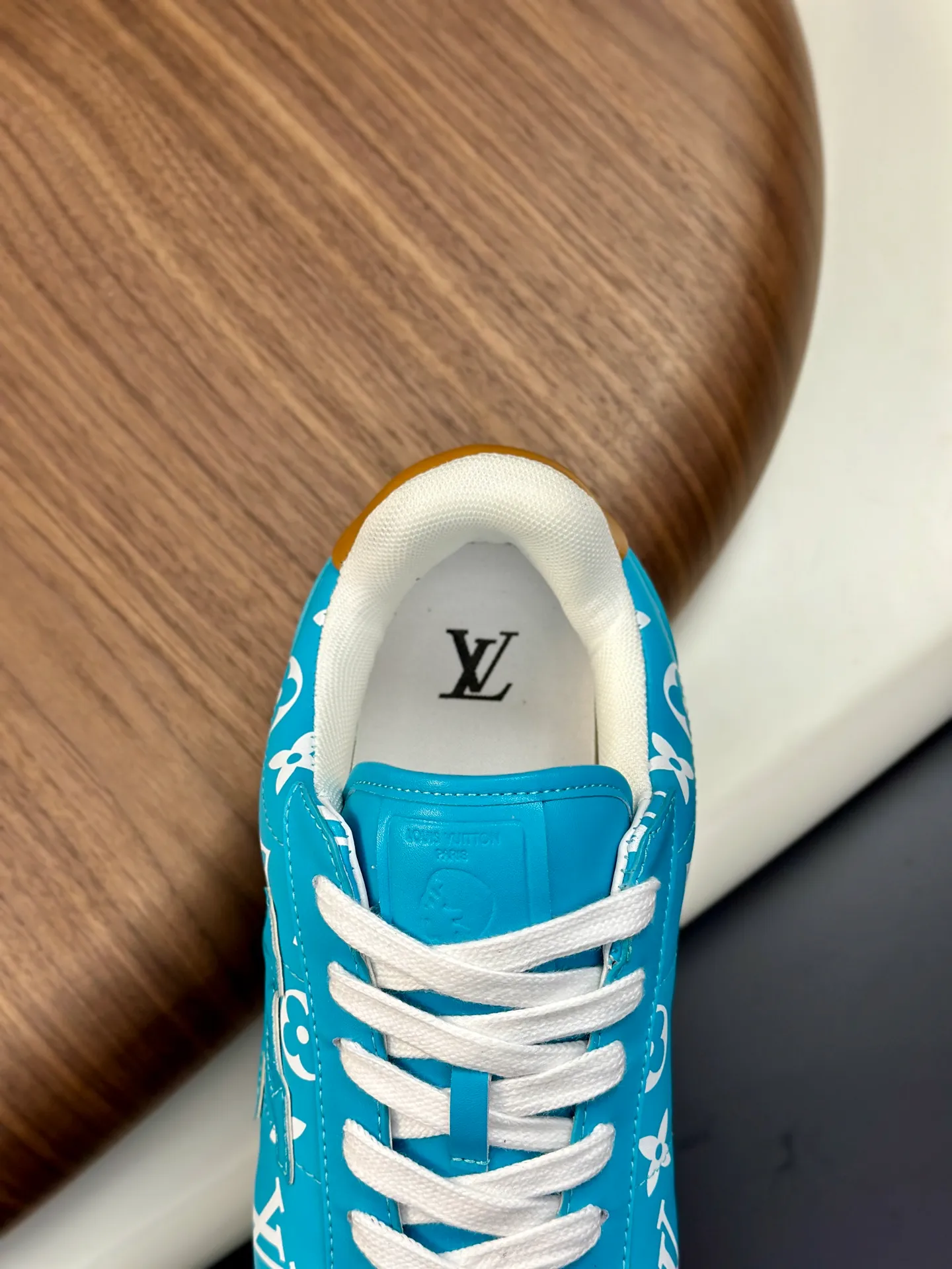Factory direct sale ¥700💰Full set of packaging💰Top version LV-Louis Vuitton-Classic catwalk new style 1:1 developed replica of the original version! ! The upper foot is very comfortable. It is made of luxurious materials and fine workmanship. The midsole is printed with English letters "Made in Europe". The upper is made of calfskin imported from Italy. The side is decorated with the brand's LOGO and signature. The latest latex foot pads and mesh lining make the foot feel super comfortable. The original two-color TPU combination outsole is specially provided by the original factory. Bag technology Goodyear stitched edges Fabric: Exclusive custom first-layer cowhide Accessories: Exclusive private model Vuitton logo, lining: Customized silk mesh lining - first-layer silk cowhide lining Outsole: TPU combination outsole wear-resistant, non-slip and anti-yellowing Foot pads: new latex pads-mesh sweat-absorbent Counter technology: fully computerized sewing machine wire drawing Toe box back cover Hot and cold shaping Full set of pull-top last with medium and low logo pattern Counter packaging - Shoelaces, certificates, cards, instructions, certificates of quality, dust bags, the most comprehensive packaging on the Internet, men's size 339-44 (38/45 custom-made, non-refundable!